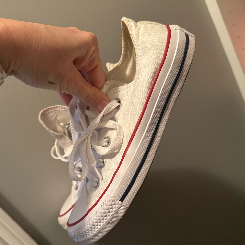 White women’s converse size 7